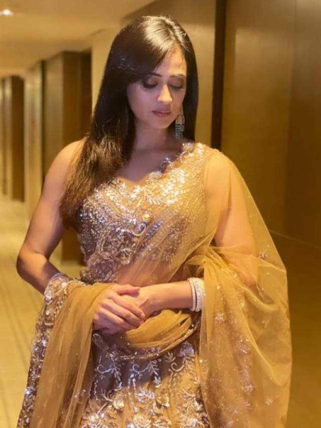 shweta tiwari In golden Sari