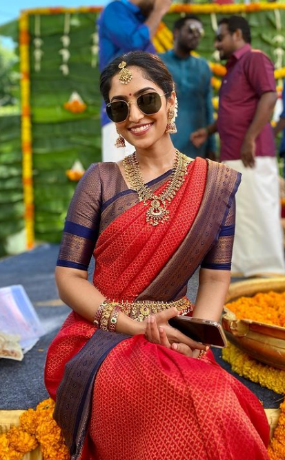 Reba Monica's biography, best outfits