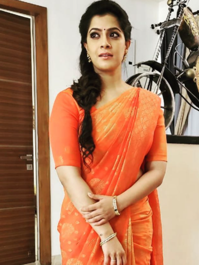 Varalaxmi Sarathkumar looks glam in an ethnic saree outfits