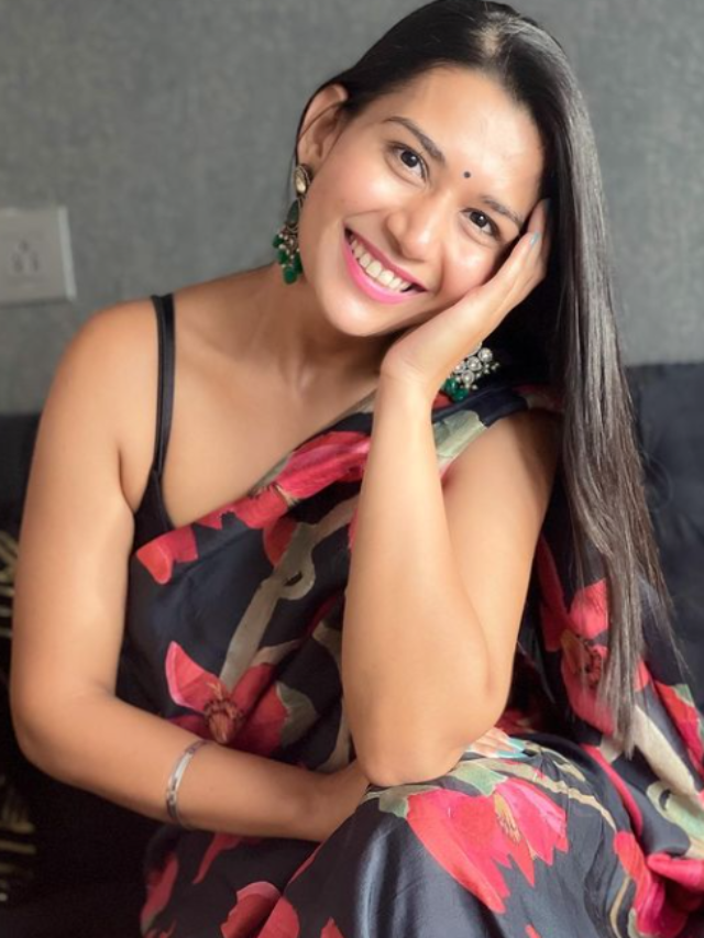 Youtuber Dhruvi Nanda shine in ethnic saree outfits